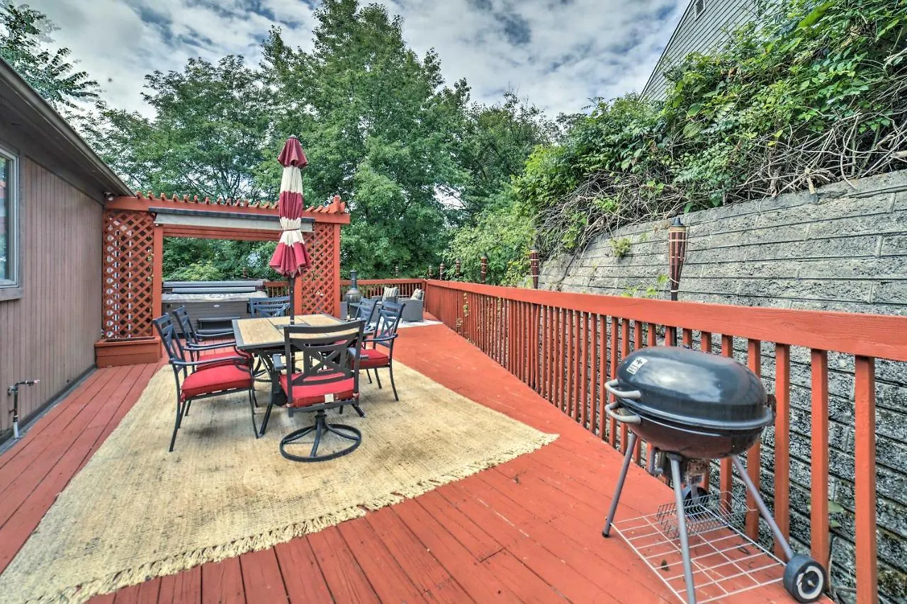 Vakantiehuis Pittsburgh Retreat With Deck About 4 Mi To Dtwn! Villa Verenigde Staten